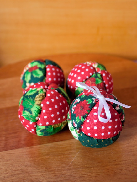 bolas de natal decoradas com tecido